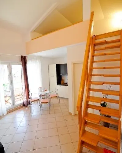 In With Seaview, Terrace, Air Condition, Wifi Apartman *