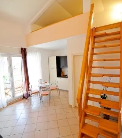 In With Seaview, Terrace, Air Condition, Wifi Apartman *