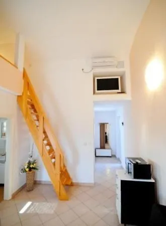 In With Seaview, Terrace, Air Condition, Wifi Apartman Kali